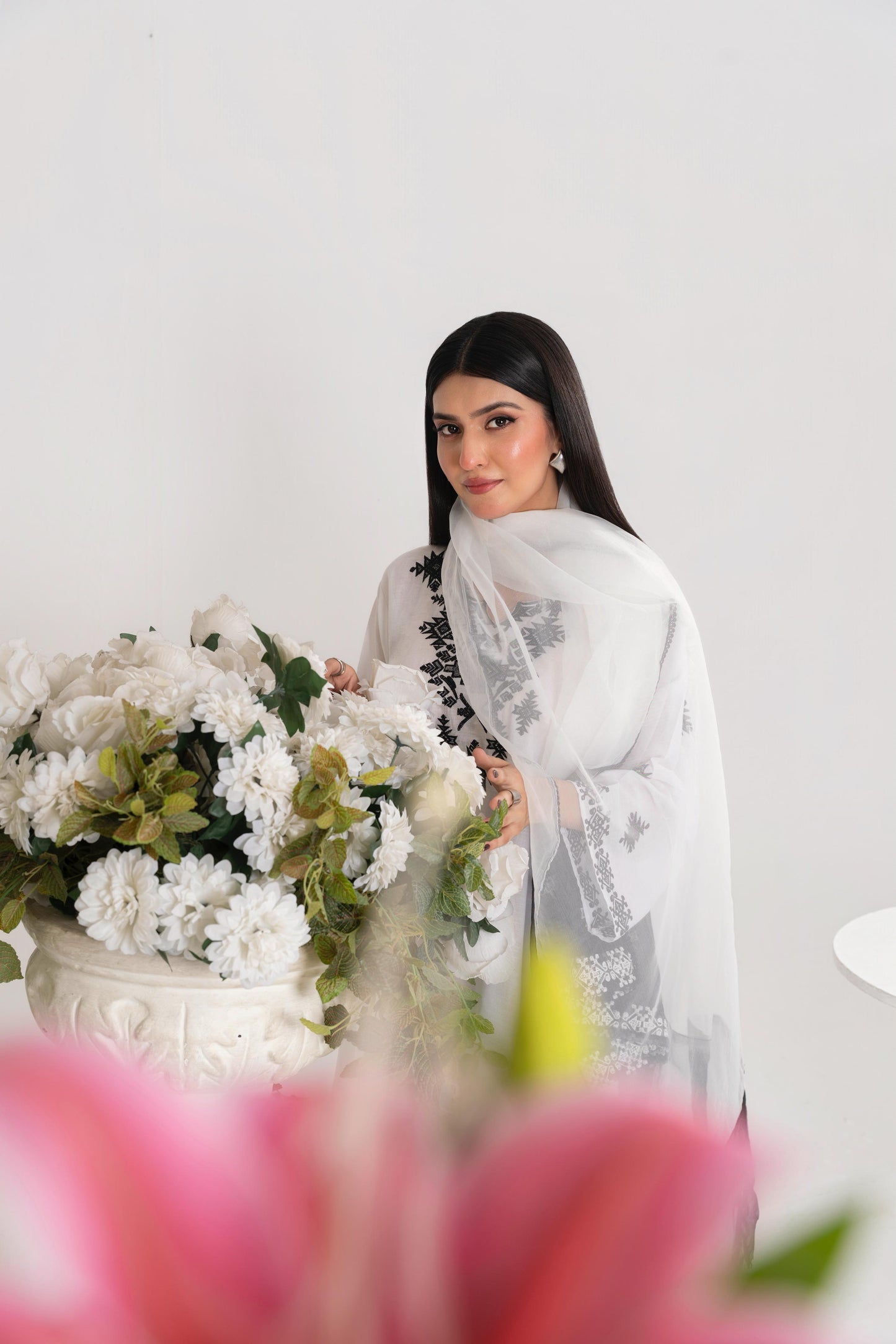 WHITE CHARM THREE-PEACE